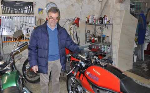 A Bari vecchia c' l'officina di Giovanni: l'uomo che rid la vita ad auto e moto d'epoca